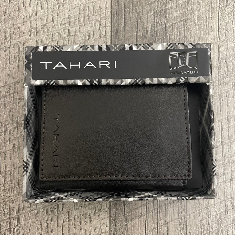 Tahari Mens Black Leather Trifold Wallet S2B114-3FLD New in Box‎